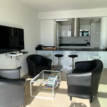 Moderne Face A La Apartment *